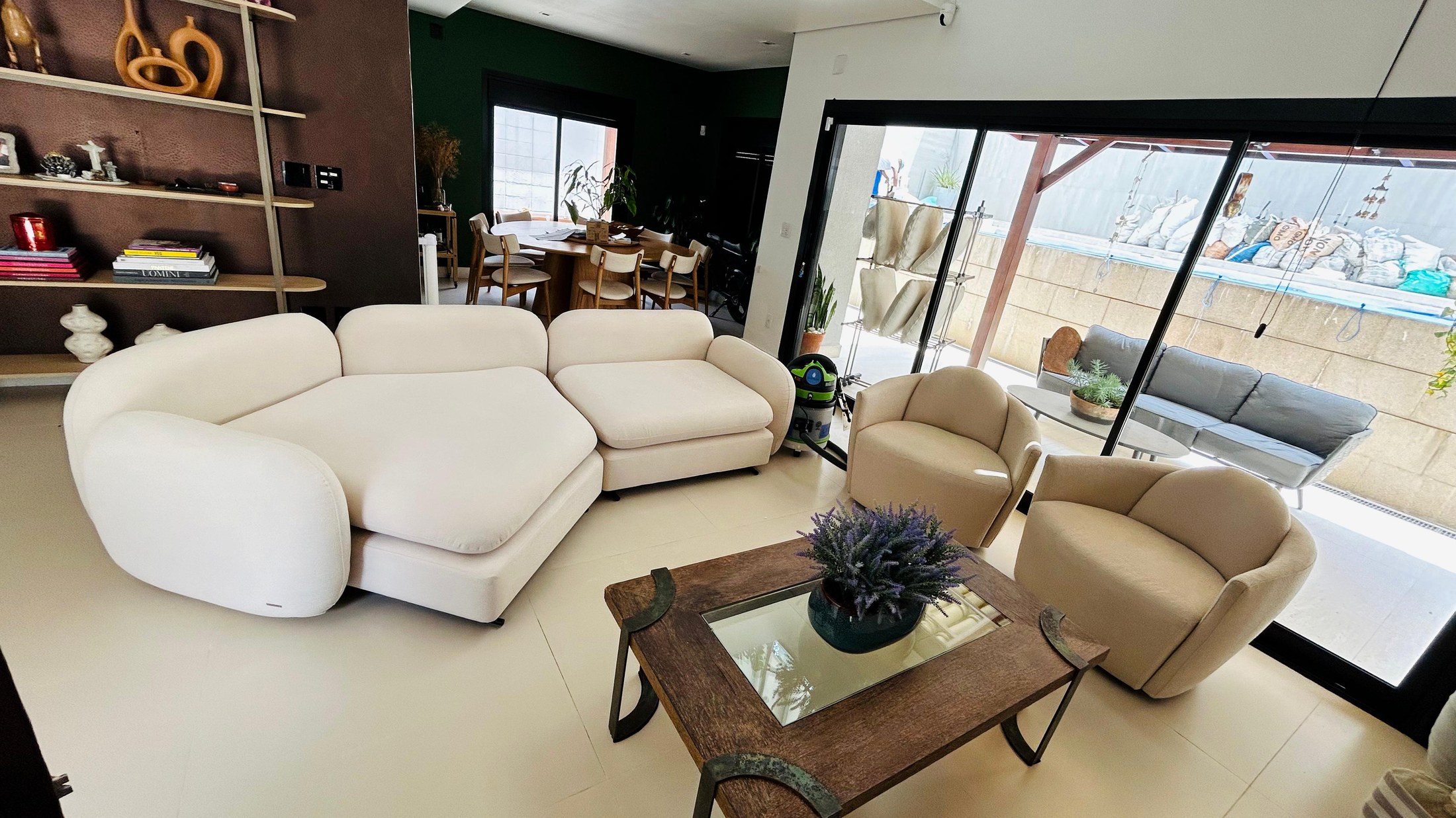 Sala de estar com sofás e poltronas claras higienizadas pela LavTudo